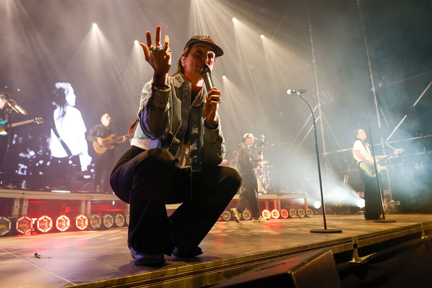 Marlena se acerca al público en su actuación. 